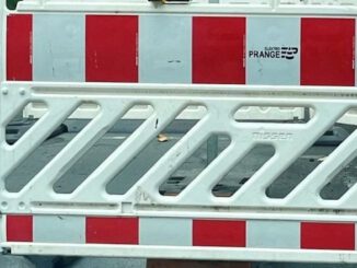 Container vor Kufus Haus werden abtransportiert und Fuß und Radweg wird instand gesetzt