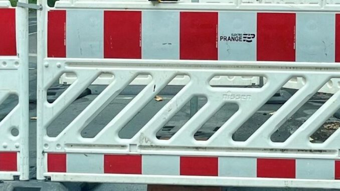 Container vor Kufus Haus werden abtransportiert und Fuß und Radweg wird instand gesetzt Container vor Kufus Haus werden abtransportiert und Fuß und Radweg wird instand gesetzt