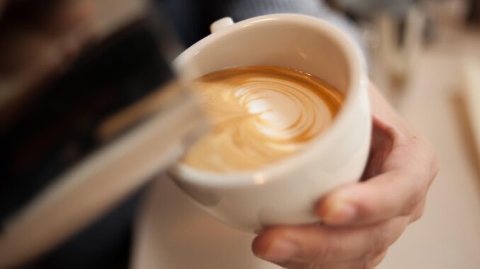 Dezember-Ausgabe von KULT präsentiert Barista-Tipps, Filmstart und Weihnachtsprogramm Dezember-Ausgabe von KULT präsentiert Barista-Tipps, Filmstart und Weihnachtsprogramm