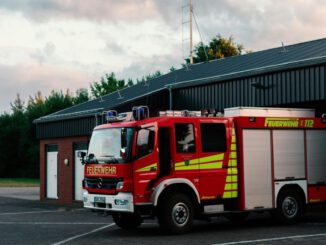 Duisburg ehrt 69 Feuerwehrleute und vereidigt 100. Lehrgang der Berufsfeuerwehr