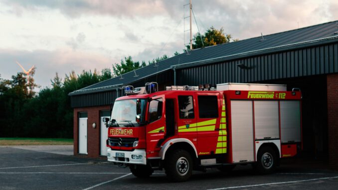 Duisburg ehrt 69 Feuerwehrleute und vereidigt 100. Lehrgang der Berufsfeuerwehr