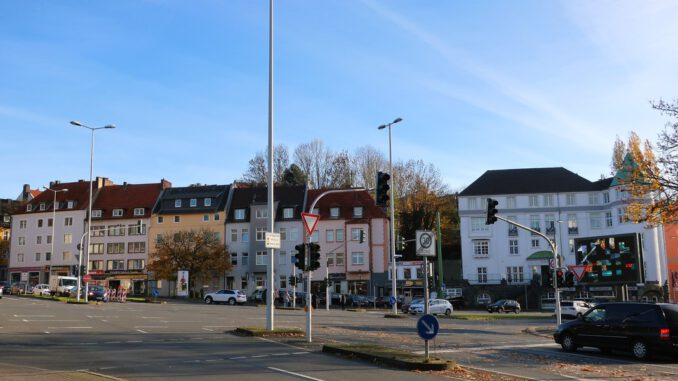 Hagen nimmt zweite Linksabbiegespur am Emilienplatz unter Luftschutzauflagen wieder in Betrieb