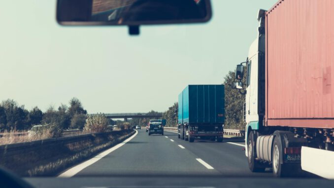 Lkw auf dem Pausenhof: Sicherheitsaktion macht toten Winkel für Viertklässler sichtbar