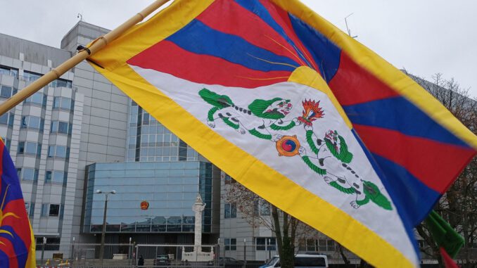 Mülheim hisst tibetische Flagge zum Jahrestag des Aufstands von 1959