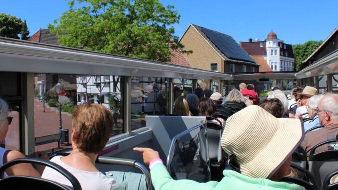 Roter Cabriobus startet Saison mit zweistündiger Stadtrundfahrt in Recklinghausen