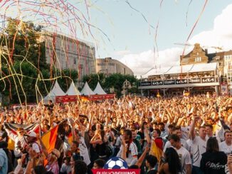 Saxofonist André Schnura spielt beim Public Viewing zum WM-Auftakt in Recklinghausen